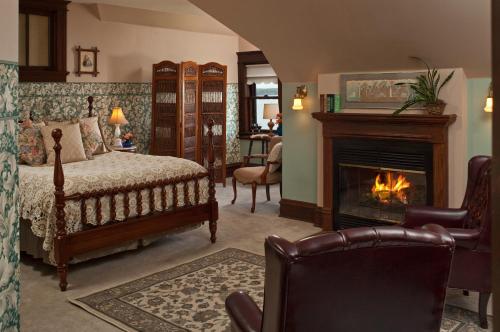 una camera con letto e camino di Old Rittenhouse Inn a Bayfield