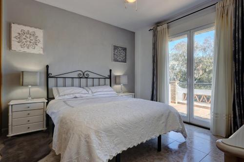 Llit o llits en una habitació de 088 Bright and Spacious Andalusian Style Villa With Private Pool