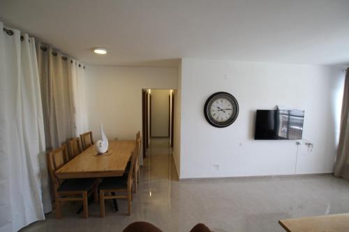 Galeriebild der Unterkunft Isramax 3BR apartment near the sea. in Bat Yam