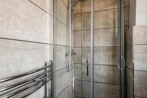y baño con ducha y puerta de cristal. en Hopetown Apartment-modern 2 bed with free parking, en Normanton