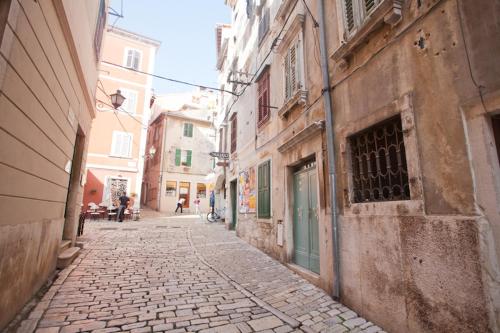 an old street with a cobble stone street at Apartment Porat in Rovinj