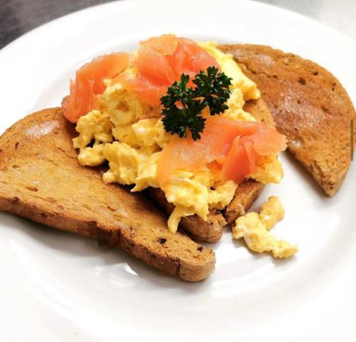 een bord met eieren en toast op een bord bij The Fylingdales Inn in Whitby