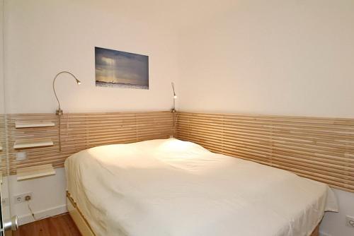 a bedroom with a white bed in a room at Strandresidenz Timmendorfer Strand Strandresidenz Appartement 101 in Timmendorfer Strand