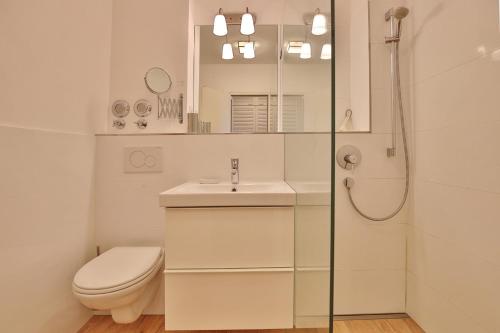 a bathroom with a toilet and a sink and a shower at Strandresidenz Timmendorfer Strand Strandresidenz Appartement 101 in Timmendorfer Strand