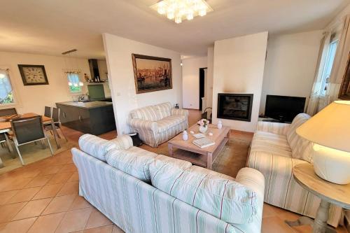 uma sala de estar com dois sofás e uma mesa em Beautiful House For 8 With Garden And Pool em Saint-Cyr-sur-Mer