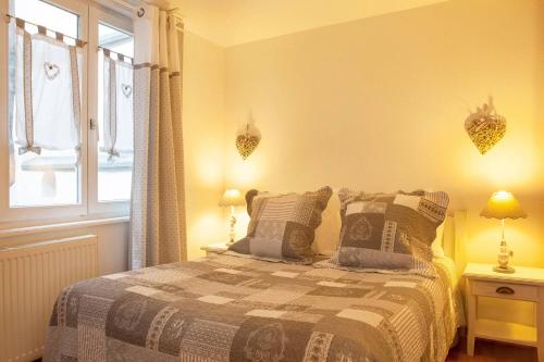 une chambre avec un lit et une fenêtre dans l'établissement La Suite du Bouchon - Appartement hyper-centre, à Strasbourg