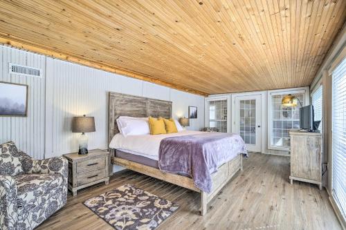 Postel nebo postele na pokoji v ubytování Eclectic Osage Cottage in Historic District