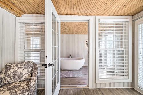 Bathroom sa Eclectic Osage Cottage in Historic District