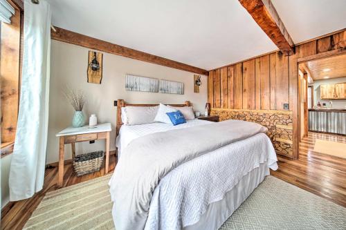 um quarto com uma cama grande e paredes de madeira em Rose Valley House Yard, Deck and Game Room! 