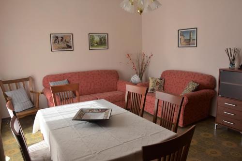 sala de estar con mesa y sofá en CASA CARLOTTA (Cipat 022104-AT-010301) en Levico Terme