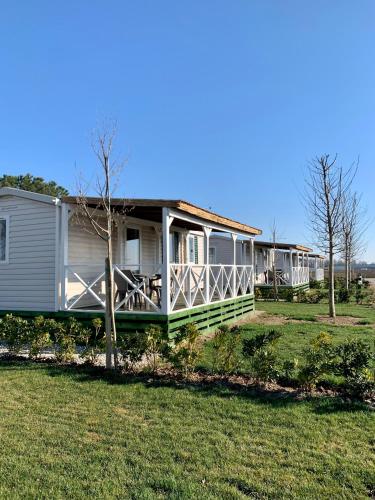 a row of modular homes in a yard at Agriturismo Nonno Mario in Fossone dʼAdige