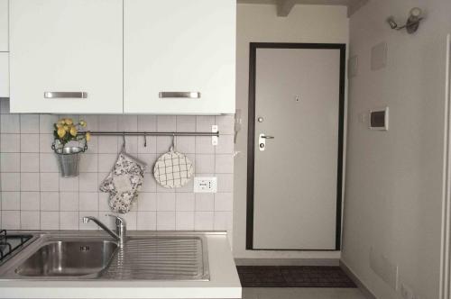 A kitchen or kitchenette at Via de' Falegnami 6 Apartment by Wonderful Italy