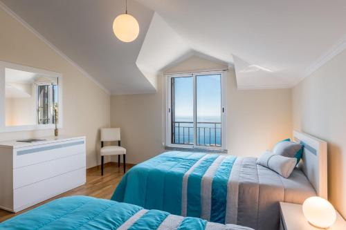 a bedroom with a bed and a window at Savana Apartment By Atlantic Holiday in Caniço