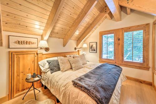 une chambre avec un lit et un plafond en bois dans l'établissement Sun Valley Family House with Fire Pit and Grill!, à Sun Valley