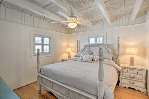 - une chambre avec un lit et un ventilateur de plafond dans l'établissement North Myrtle Beach Home Steps to the Beach!, à Myrtle Beach