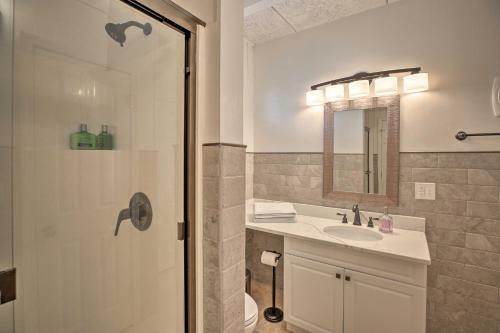 W łazience znajduje się umywalka oraz prysznic z lustrem. w obiekcie North Myrtle Beach Home Steps to the Beach! w mieście Myrtle Beach