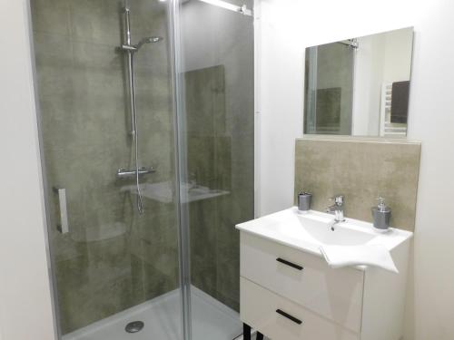 une salle de bain avec douche et lavabo dans l'établissement LA GABINIERE, à Sarlat-la-Canéda