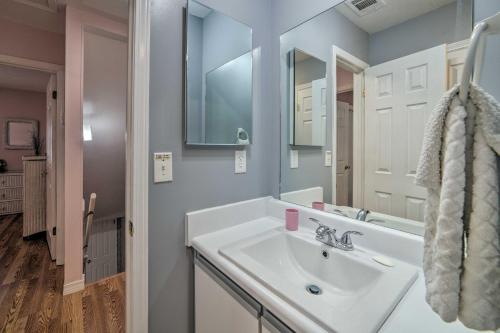 Panama City Beach Townhome - Walk to Beach! tesisinde bir banyo