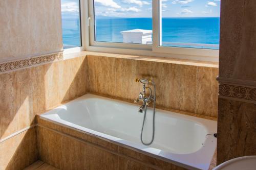 e bagno con finestra e vasca. di Magnífica villa cerca Sotogrande con vista mar excepcional a Manilva