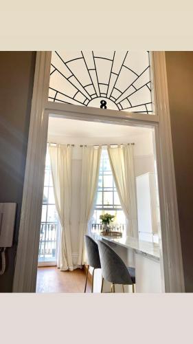 Seaside Balcony Retreat By Mrs Butler Relocation Accommodation Brighton photo 18