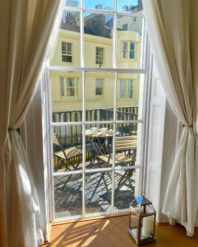 Seaside Balcony Retreat By Mrs Butler Relocation Accommodation Brighton photo 20