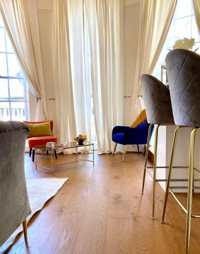 Seaside Balcony Retreat By Mrs Butler Relocation Accommodation Brighton photo 19