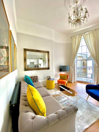 Seaside Balcony Retreat By Mrs Butler Relocation Accommodation Brighton photo 13