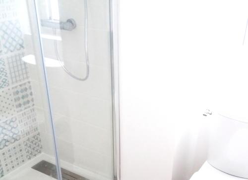 une douche avec une porte vitrée dans une salle de bain dans l'établissement Villa élégante avec piscine privée à Le Cannet, au Cannet