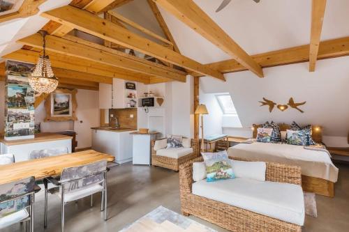 een slaapkamer met een bed en een keuken in een kamer bij Guesthouse Sabine - pr` Skminc in Bohinjska Bela