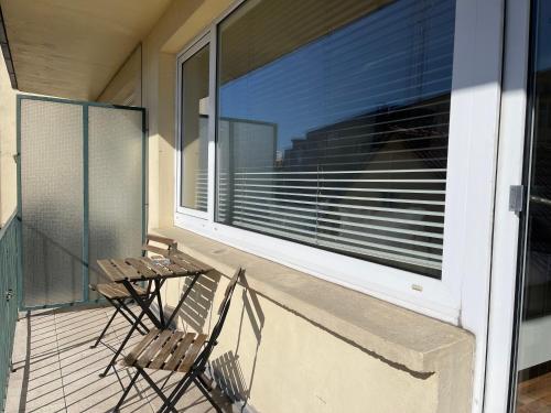 two chairs on a balcony with a large window at Moderne Studios im Herzen von Osnabrueck in Osnabrück