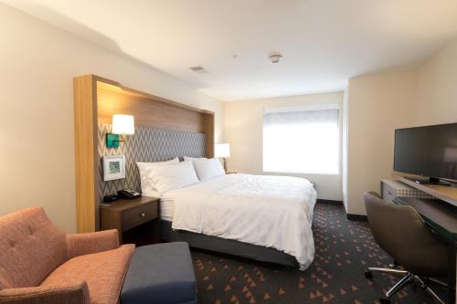 TV a/nebo společenská místnost v ubytování Holiday Inn & Suites Detroit - Troy by IHG