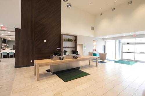 Posezení v ubytování Holiday Inn & Suites Detroit - Troy by IHG