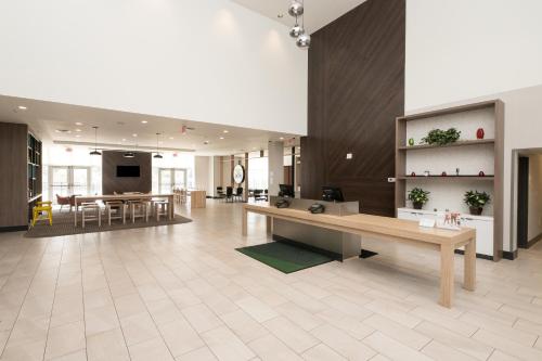 TV a/nebo společenská místnost v ubytování Holiday Inn & Suites Detroit - Troy by IHG