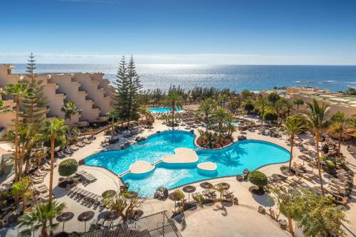 una vista aérea de un complejo con piscina y océano en Barceló Lanzarote Royal Level en Costa Teguise