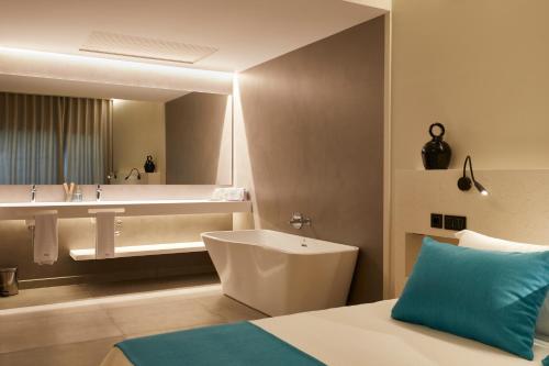 a bathroom with a bath tub and a sink at Hotel Boutique Molino de Enmedio in Huéneja