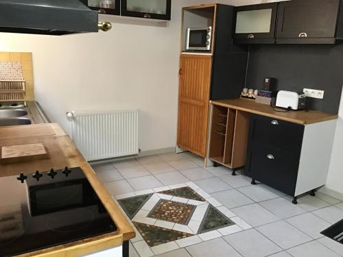 une cuisine avec une table et un comptoir dans l'établissement Maison calme et fonctionnelle, à Mousseaux-sur-Seine