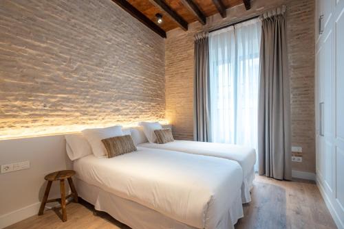Cama o camas de una habitación en La Sillería de Triana by Magno Apartments