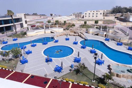 Výhľad na bazén v ubytovaní Ultra Loaloa Nile Maadi Hotel alebo v jeho blízkosti