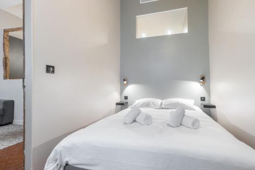 - une chambre blanche avec un lit blanc et des oreillers blancs dans l'établissement Charming 2 Bdr Old Town, à Nice