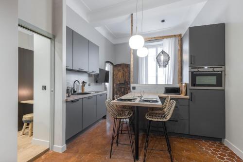 Charming 2 Bdr Old Town