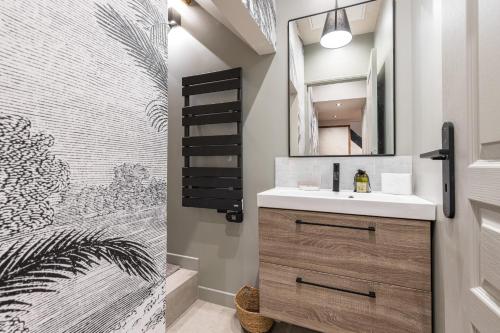 une salle de bain avec un lavabo et un miroir dans l'établissement Charming 2 Bdr Old Town, à Nice