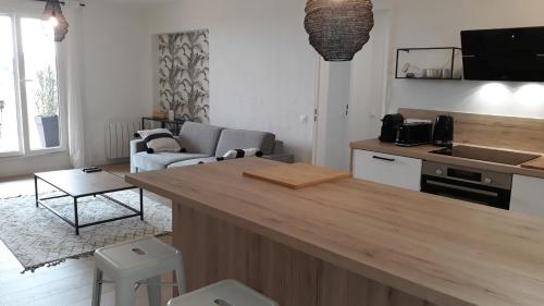 - une cuisine et un salon avec un grand comptoir dans l'établissement T2 Standing Vue mer, à Carqueiranne