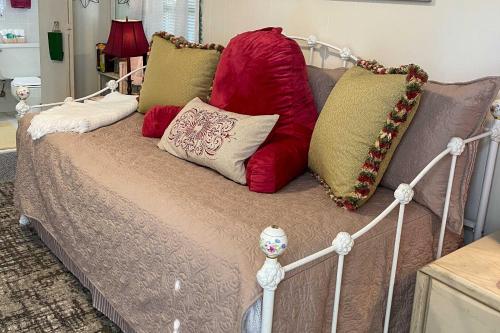 Postel nebo postele na pokoji v ubytování 6 Mi to Palm Beach Studio with Pool Access!