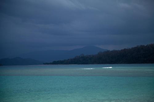 a large body of water with trees in the background at Big Tree Cottages in Beadonābād