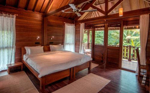 En eller flere senge i et værelse på Big Tree Cottages