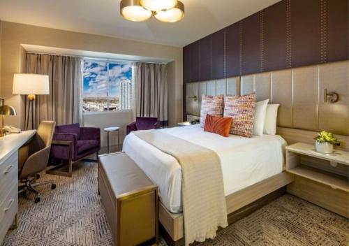 Ein Bett oder Betten in einem Zimmer der Unterkunft SAHARA Las Vegas