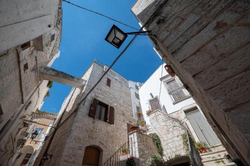 a street light in an alley between two buildings at La casa di Alice in Cisternino
