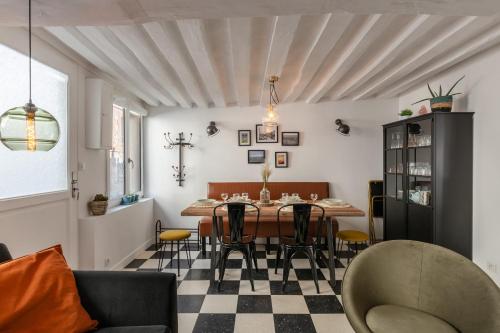 une salle à manger avec une table et des chaises dans l'établissement Les Oiseaux du Corsaire 3 House & Terrace 6 P - Center Honfleur, à Honfleur