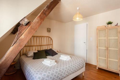 une chambre avec un lit avec des serviettes dessus dans l'établissement Les Oiseaux du Corsaire 3 House & Terrace 6 P - Center Honfleur, à Honfleur