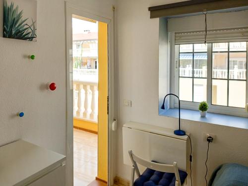 Zimmer mit einem Schreibtisch, einem Fenster und einem Stuhl in der Unterkunft Casa la Sonrisa shared house in El Médano